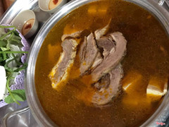 Lẩu bò thập cẩm 
Gân , nạm , khoanh giò , móng ăn kèm mì rau , nước chấm 