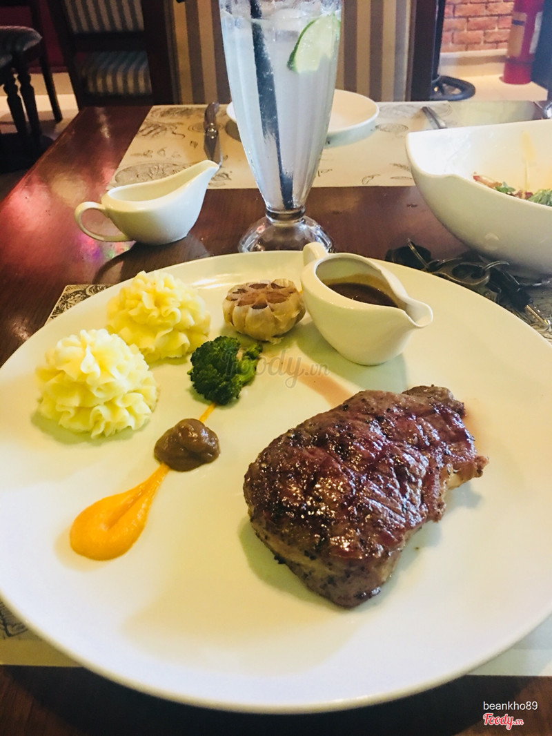 Phục vụ tốt Không gian tốt Decor tốt Steak măn Steak không thơm mùi bò đặc trưng Sốt nấm không có thơm Salat ok nhưng 1 bát tô với giá 120k thì đắt