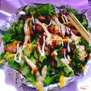 Phần này là Salad 38k khá là ngon xúc xích này được chủ quán giới thiệu là ngon nhất xốt bơ tiêu đậm đà