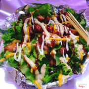 Phần này là Salad 38k khá là ngon xúc xích này được chủ quán giới thiệu là ngon nhất xốt bơ tiêu đậm đà