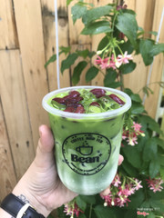 Món matcha latte đậu đỏ uống ngon, không gian quán ngồi cũng khá dễ chịu. Đang có chương trình mua 1 tặng 1 