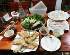 Bánh tráng cuốn thịt heo ở đây khá ngon. Nhưng giá hơi đắt. Chú chủ quán nhiệt tình