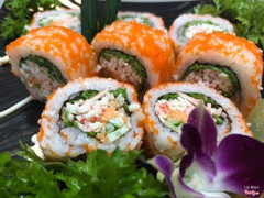 sushi cuộn hải sản,rau quả bên ngoài được lăn trứng cá hồi cao cấp .