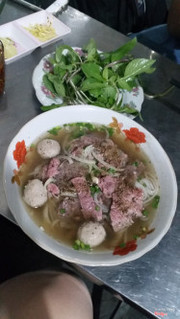 Phở tái nạm bò viên