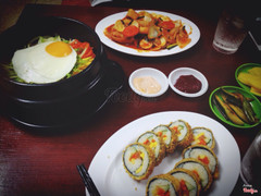 Đĩa kimbap có 12 miếng cơ mà ăn mấy rồi:3