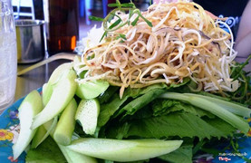 Tất nhiên không thể thiếu rau trong món lẩu này