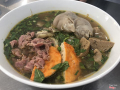 Bún bò đặc biệt: bắp-giò-bò viên-chả cua