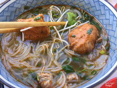 Đang ăn mà quên mất chưa chụp hình nên đành chụp lúc đang ăn luôn ^^