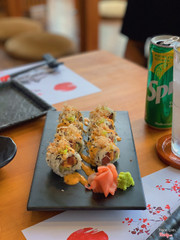 Sushi cá ngừ sốt cay đây ạ, best của best của best luônnnnn, vừa ăn cực kì ko cần chấm thêm nước tương 