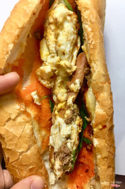 Bánh mì trứng xúc xích 