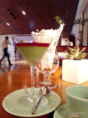 Panna cotta trà xanh + sốt phúc bồn tử > xuất sắc 