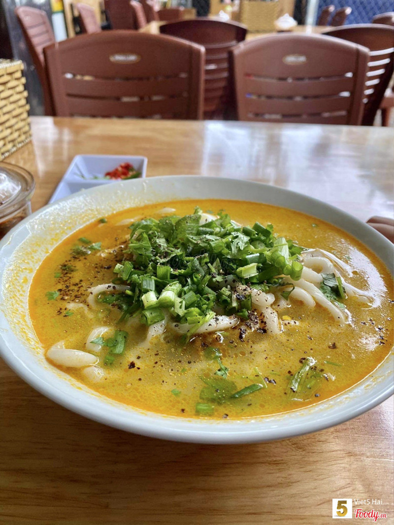 Bánh canh Nghệ An: trứng cút, giò, sườn, tôm