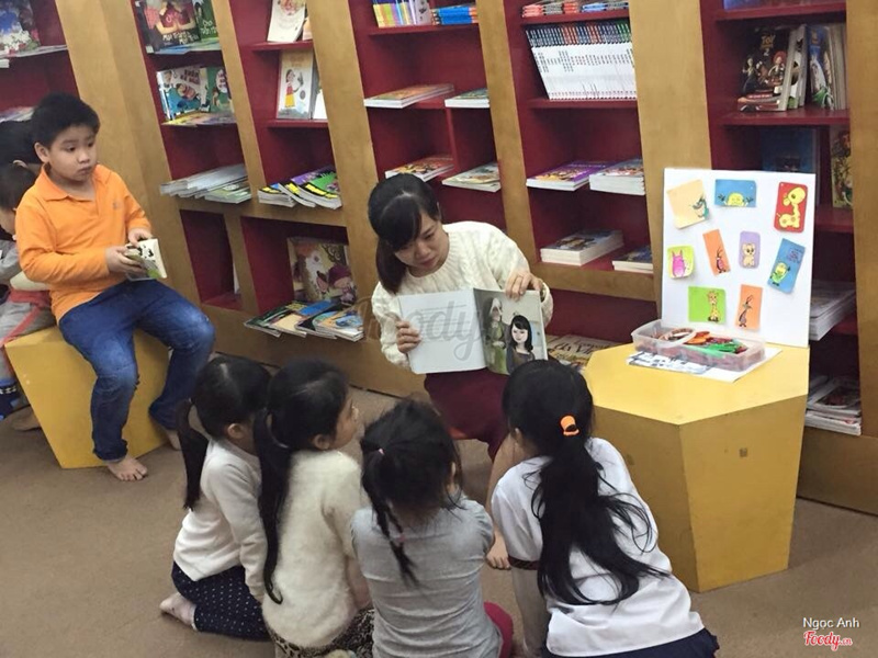 Tầng 2 có khu đọc truyện cho trẻ em