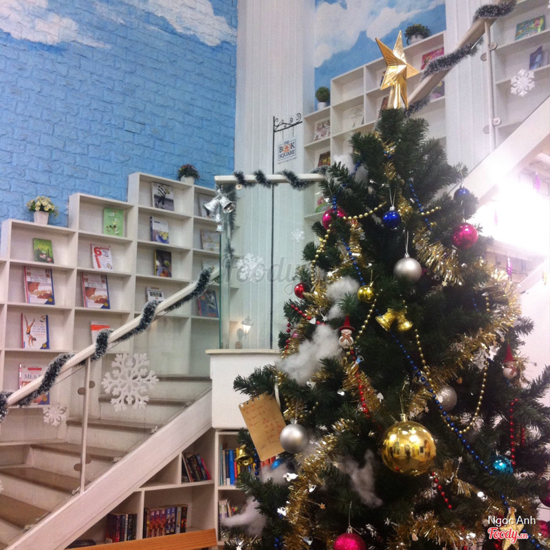 Không gian ở ngay trước quầy cafe