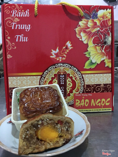 Bánh 1 trứng. 1 hộp 4 bánh nhân thập cẩm gà quay. Giá 60k/ 1 bánh. 1 hộp 240