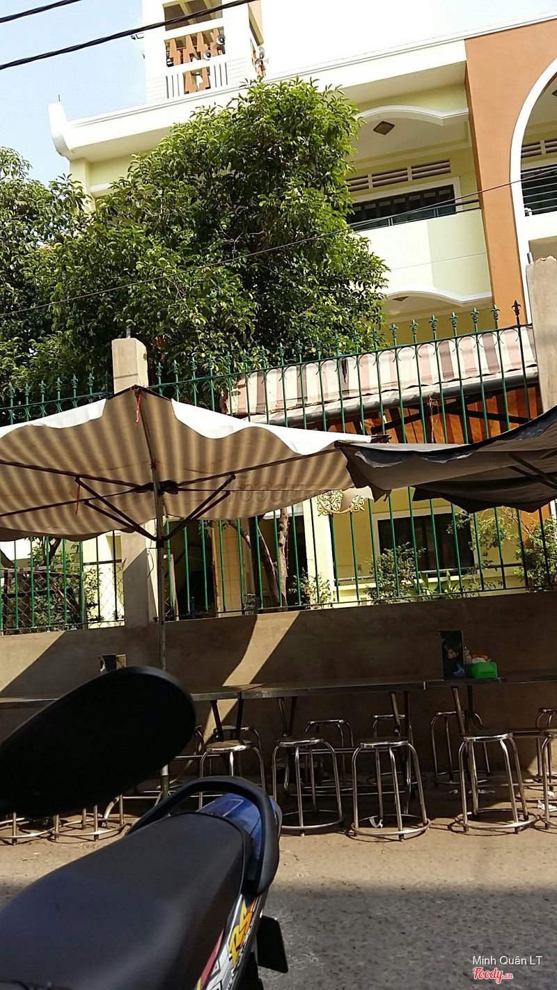 Đối diện quán (bàn của bánh ướt)