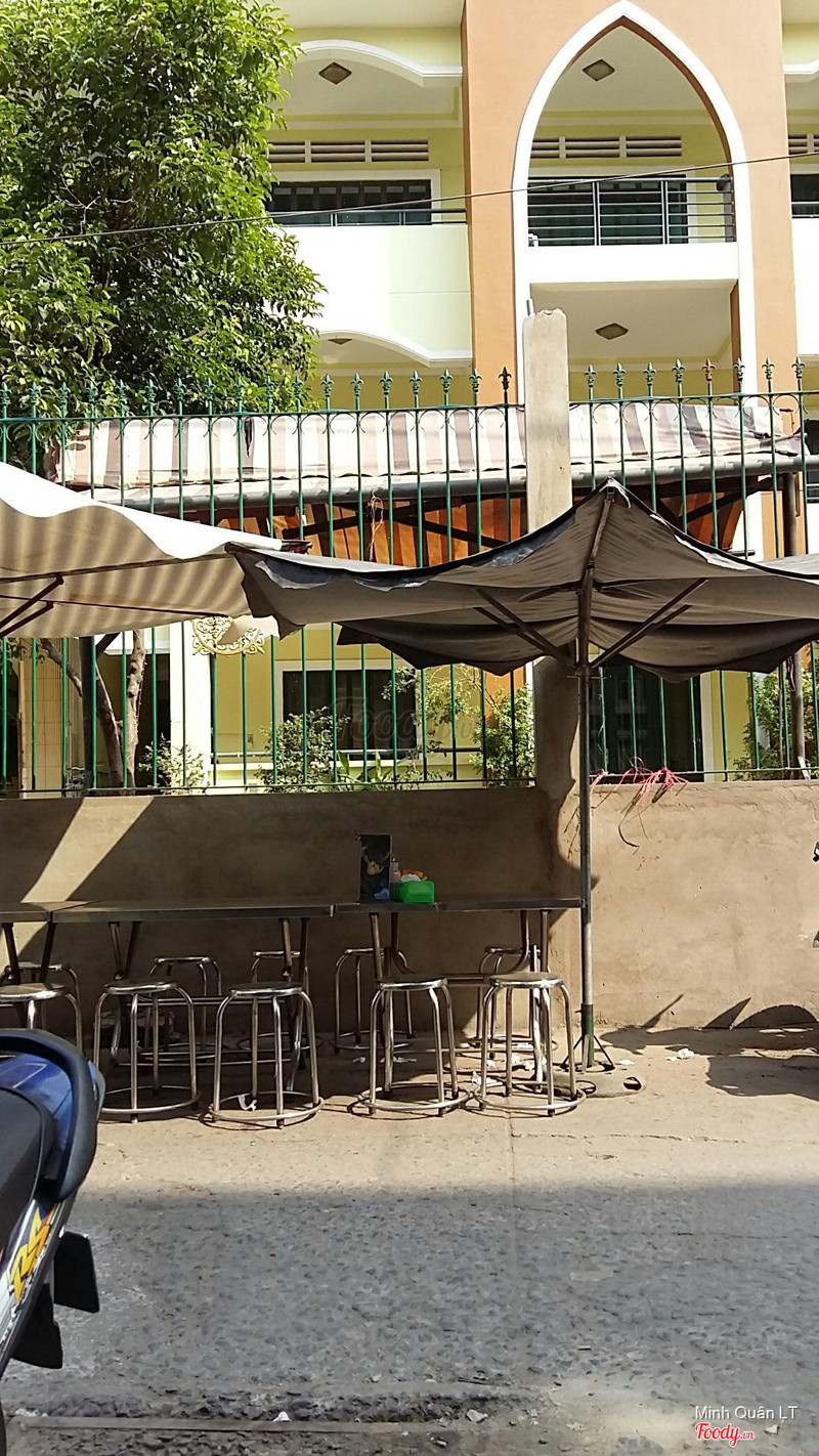 Bàn của bánh ướt kế bên