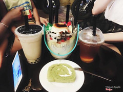 Quán mới mở ngay gần nhà tui nè. Tui cũng phải bon chen đi chén thử các cậu ạ. Quán dễ tìm lắm. Đối diện cột xăng dầu trung tâm thành phố, gần quán chụp ảnh sơn huy ấy ạ. Quán nhỏ xíu à, may buổi tối thì có thể ngồi ngoài vỉa hè. Mình thích cách trang trí quán, ấm cúng, hiện đại mà xem menu dễ lun. Cửa hàng đang có chương trình khuyến mãi combo nên mình thấy giá khá rẻ ấy. Nhân viên phục vụ nhiệt tình mà chị chủ quán niềm nở cực. Đồ uống pha ngon mà bánh cũng ngon. Chắc n ngon nên mình ăn hết nhanh thấy nó bé xíu à. Chắc chắn trà sữa xô này sẽ làm mưa làm gió đây hehe. Các bạn hãy đến và cảm nhận đi ạ 😝😝😝💯💯💯