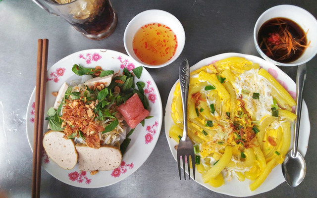 Bánh Cuốn Nóng & Nui Chiên Trứng