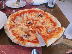 Seafood pizza 