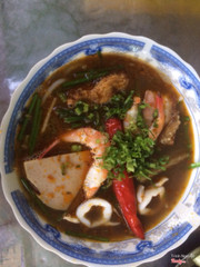 tô bún nhìn đã ghê hông . topping nhiều : 2 con tôm - 1 chả ớt - 1 chả cá - 1 chả lụa - 1 miếng heo quay ( heo quay ở đây ngon thơm vs hương vị đậm đà ăn cùng vs nước súp bao ngon ) 