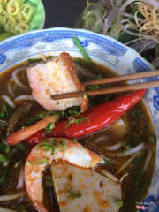 Ta nói cắn miếng heo quay rồi húp muỗng nước lèo ngon bá cháy lun á . heo quay ở đây được cắt miếng dày nên ăn đã