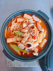 Tokbokki và mì bạch tuộc cay