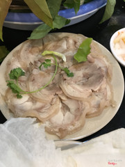 thịt heo luộc cuốn bánh tráng