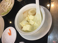 Bánh tráng thịt bắp heo rất ngon. Nhân viên phục vụ tận tình. Menu đa dạng. Không gian thoải mái cho những buổi tiệc gia đình cuối tuần. Chè khúc bạch ngon nhất mình từng ăn nha