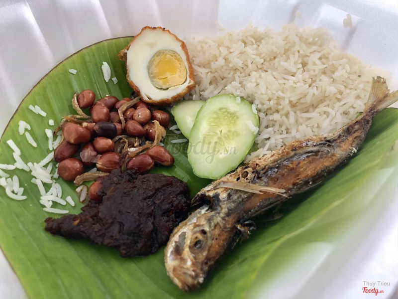 Nasi lemak truyền thống với cá chiên