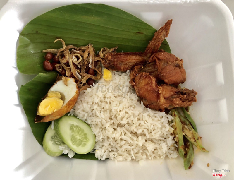 Nasi lemak với cánh gà chiên