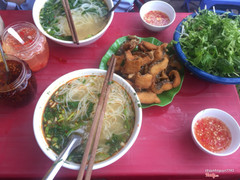 Quán bún cá duy nhất mình thích ăn ở Hà Nội. Nước chan bún thơm vị cá và rau thơm, cảm thấy được vị ngọt từ xương cá. Rau sống tươi và cũng rất ngon. Điểm sáng là cá và nước chấm thần thánh. Quán này không có bát nước chấm thần thánh thì chắc chắn sẽ không thể nổi tiếng như vậy. Nước chấm ngọt ngọt, mặn mặn, cay cay, thơm mùi tỏi và ớt. Cá mới rán thơm nức mũi. Chấm đẫm nước chấm thần thánh, cắn một miếng giòn tan trong miệng. Có một lưu ý nhỏ là các bạn nên đi tầm 11h-11r thì sẽ k phải chờ đợi hay xếp hàng nhé. Chứ đi ăn phải xếp hàng dài cũng hơi khó chịu ạ 