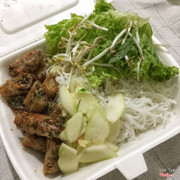 Bún chả cuốn