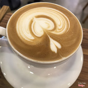 Latte art ở quán rất ngon nha - đậm đà cafe oha lẫn với sữa - ko quá nóng .. best praising cho art latte đẹp 