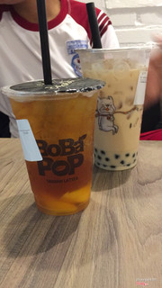 Bobapop Nguyễn Ảnh Thủ. Trà đào chua chua ngọt ngọt, vị cũng không khac các trà đào khác cho mấy. Trà sữa truyền thống boba, theo mình thấy thì có người bảo mùi gắt và ngán, nhưng mình lại thấy ngon vl 😂 trân châu mình thì thấy ngọt ngọt dai dai nhai bao đã lunnnn 😂 trà sữa truyền thống có hai loại trân châu nha: trân châu trắng vs trân châu đen nhe. Đối với mình thì trân châu trắng ngon hơn trân châu đen nhiều ^^^ View quán bao đẹp luôn ạ, phù hợp cho các tín đồ sống ảo lắm nhe >< 