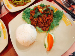 Cơm bò xào lá quế cay