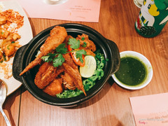 Cánh gà chiên với sốt tom yum