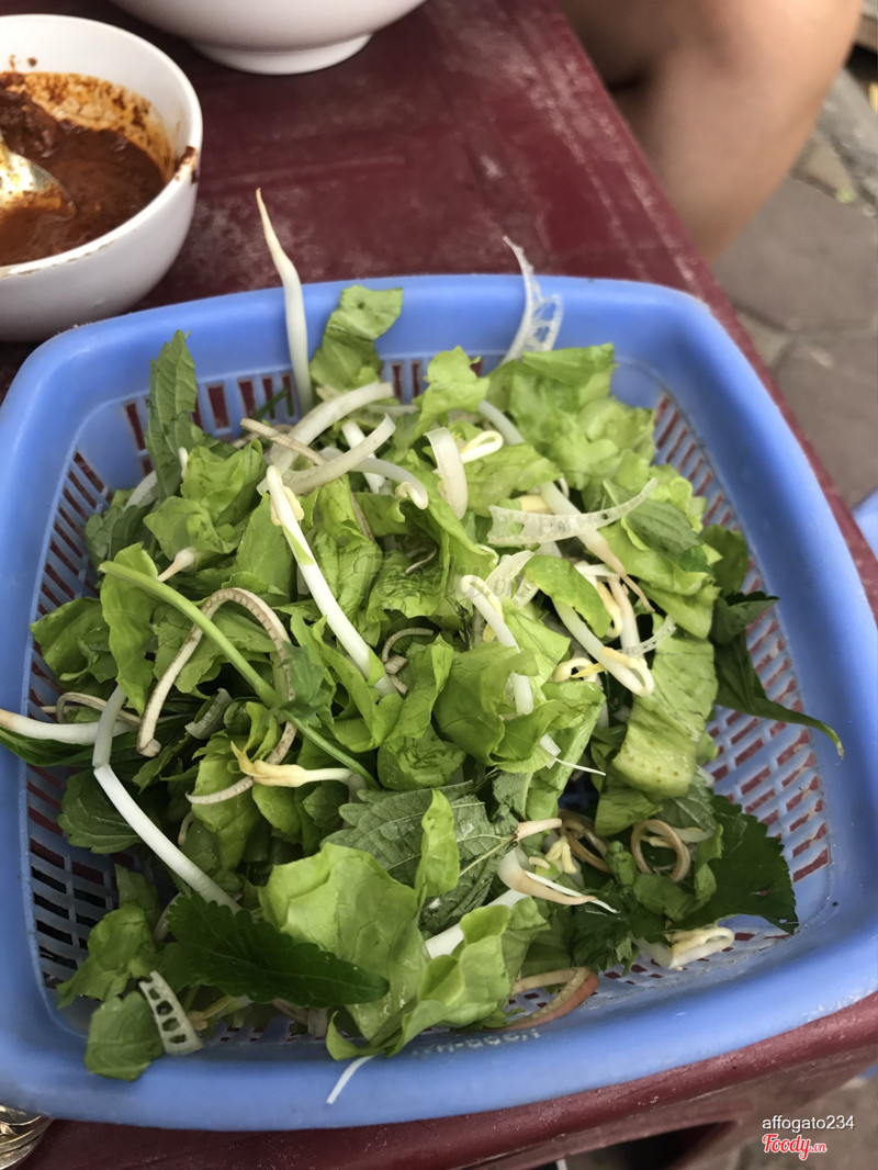 Rau sống không có tía tô. Bác chủ quán bảo bún riêu thì ai lại có tía tô