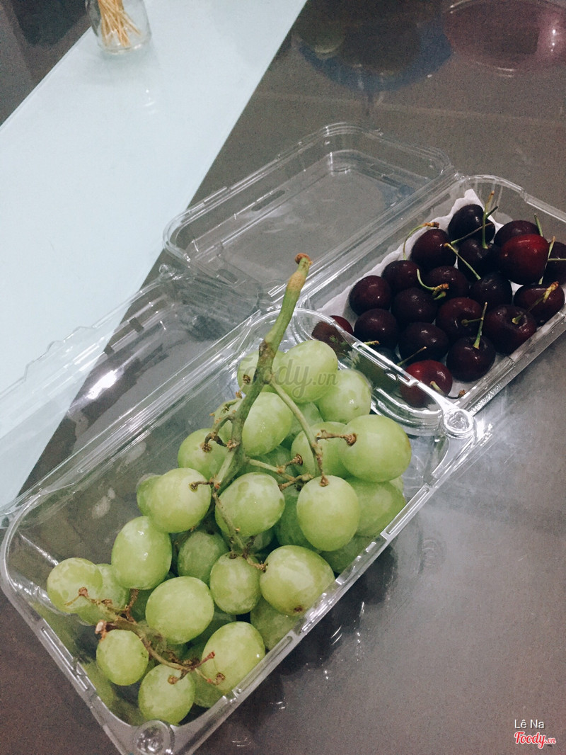 Cherry và nho xanh cuống còn tươi nguyên 