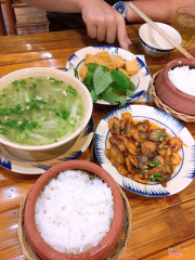 Tôm kho ba rọi hơi nhạt. Đậu hủ chiên trứng muối tạm được