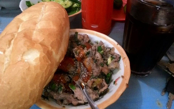 Bánh Mì Thịt Bò Xào - Ao Sen