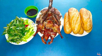 Set nguyên con + 4 bánh mì + 2 nước chấm + 2 dưa + rau : 230.000 đ 