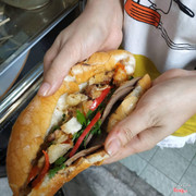 Bánh mì thịt lụi chả bò sốt táo