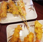 Tempura tôm và xúc xích chiên