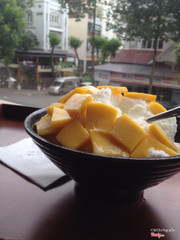 Bingsu xoài - mình thích Bingsu ở quán này vì phần kem tuyết được làm từ sữa, chứ ko phải là nước đá bào như một số chỗ 