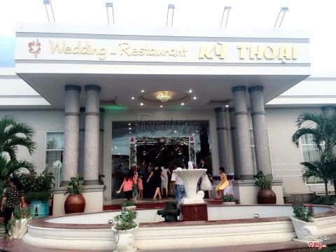 - Trước sảnh nhà hàng