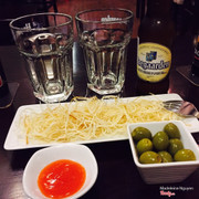 Phô mai dây hun khói và olive ngâm, bia Hoegaarden 