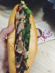 Bánh mì hội an đầy ú ụ thịt luôn 