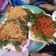 Thề luôn lần đầu tiên ăn 1 quán nộm ngon đầy đặn ntnay luôn . Chưa ăn ở đâu ngon như ở cô nàyy . Nộm bò sợi có 25k 1 bát rất đáng để thử . Bò miếng tự làm thì 35k . Mua về ăn cả nhà ai cx khen . Nhà mình có cỗ mình toàn đặt suốt nộm hẳn 50k để cả nhà cùng ăn . Bột lọc nóng mềm ngon đứt hàm long luôn ý . 1 lần và mãi mãi ko thể ăn đc 1 hàng nộm nào khác . Cô bán hàng thì nhẹ nhàng nhiệt tình . Nói ra lại bảo pr cho quán nhưng các bạn hãy thử trải nhiệm xem đúng là nthe 100% ko có nói quá tí nào luôn . Chim ưng 100 điểm