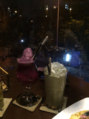 Đá tuyết blue berry và matcha đá xay ^^. Matcha thơm, ly màu tím mình chưa thử 